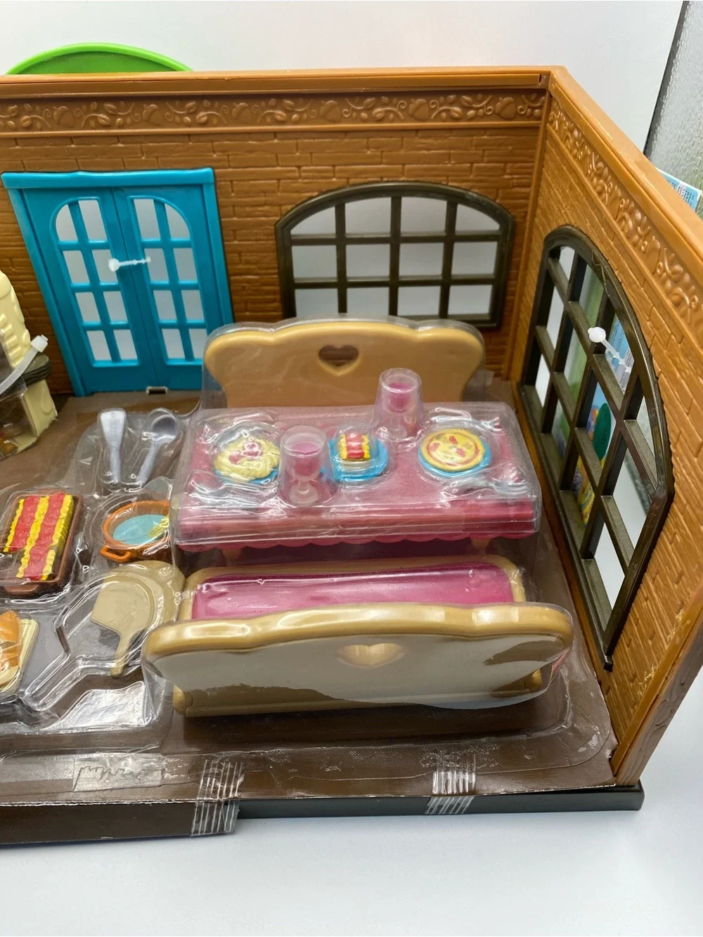 Li'l Woodzeez Pass-the-Pasta Restaurant Playset - Yellow & Brown